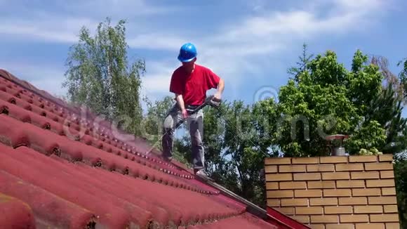 用压力工具进行屋盖清洗视频的预览图