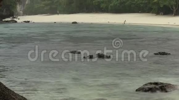 青海岛泳滩热带雨水视频的预览图