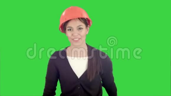 女工程师在硬帽拿着文件在绿色屏幕上做愚蠢的舞蹈Chroma键视频的预览图