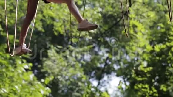 公园里爬绳子的女孩视频的预览图
