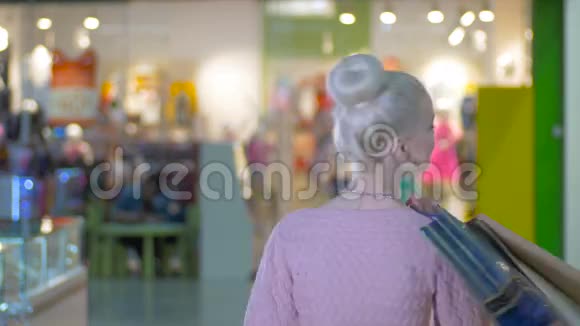 时尚的美女购物后在贸易中心摆着购物袋视频的预览图