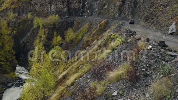 汽车在通往乌什古利的道路上行驶该公路位于舒哈拉山脚下位于恩古里峡谷源头的村庄社区视频的预览图