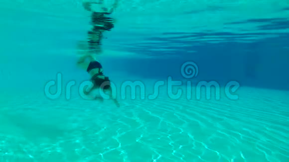 女人在游泳池里的水下游泳视频的预览图