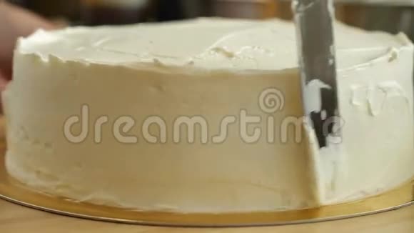 当蛋糕旋转时传播奶油视频的预览图
