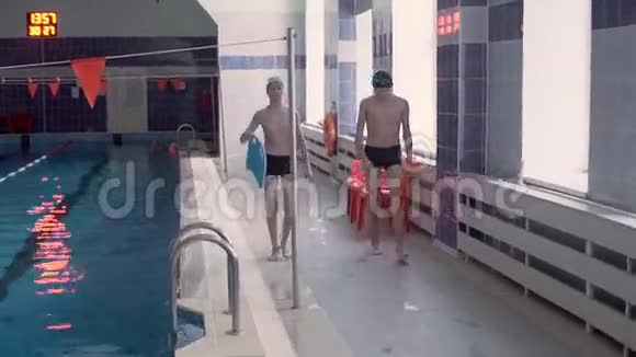 两个少年沿着游泳池走视频的预览图