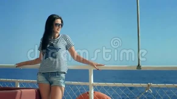 在岛上乘船旅行时摆姿势的漂亮年轻女人视频的预览图