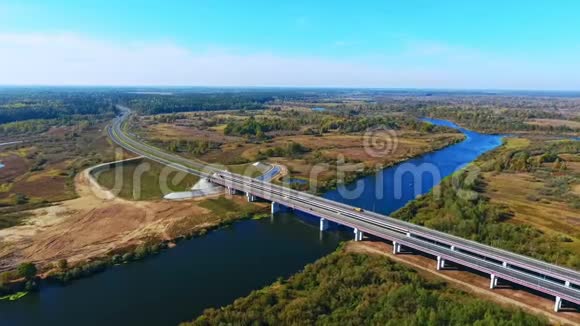 鸟瞰江边公路的景色空中观景公路桥视频的预览图