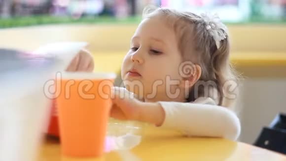小女孩在咖啡馆里吃金块吃快餐的婴儿画像视频的预览图