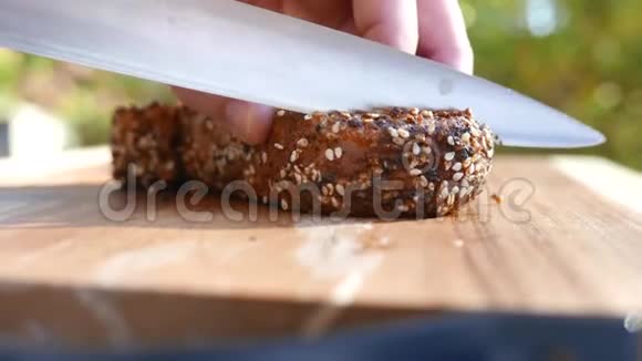 人手切熟烤炸牛肉肉块木板大刀近镜头视频的预览图