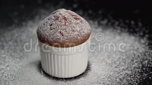 黑背景上有白色糖粉的松饼左侧幻灯片视频的预览图