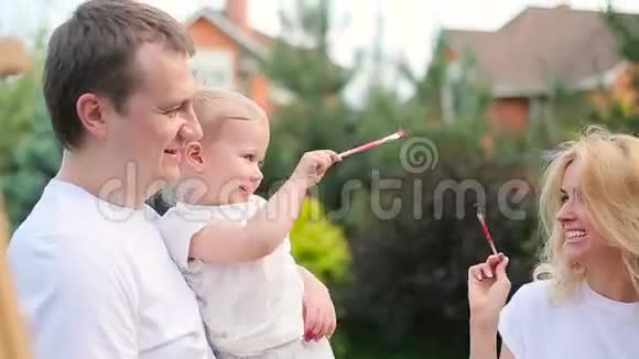 父母和女儿玩颜料视频的预览图
