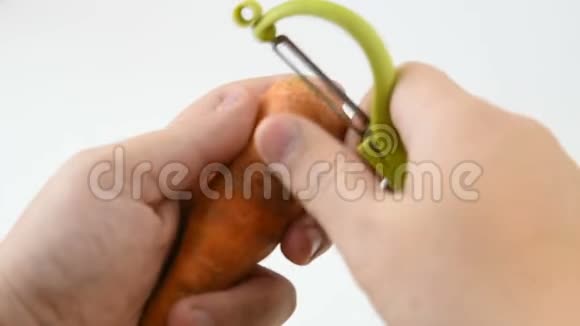 男人用蔬菜削皮器清洗胡萝卜视频的预览图