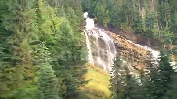 从多伦多到加拿大温哥华的火车旅行中经过瀑布视频的预览图