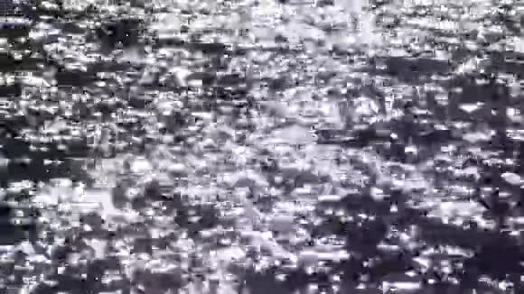 太阳在水中的反射太阳海面上的眩光黑海视频的预览图