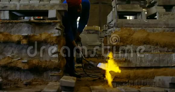 4k铸造车间工人用火炬加热金属模具视频的预览图