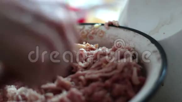 混合肉类和香料用于制作汉堡切块视频的预览图