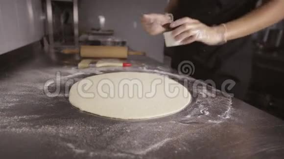 厨师在面团上涂上红酱做披萨视频的预览图
