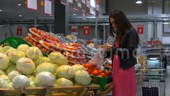 小女孩在超市挑选蔬菜视频的预览图