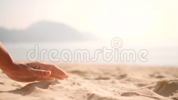泰国热带岛屿海滩上玩白沙的女手4K慢动作视频的预览图
