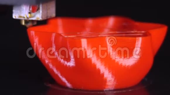3D打印机打印红色花瓶黑色背景视频的预览图