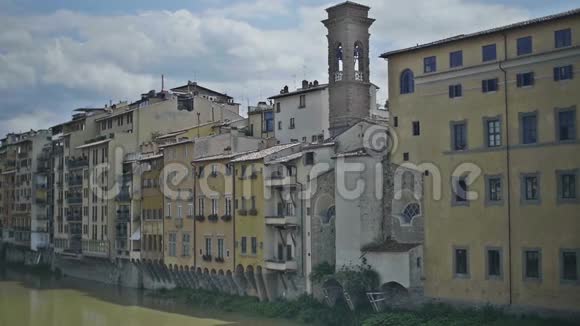 佛罗伦萨阿尔诺河上的建筑物视频的预览图