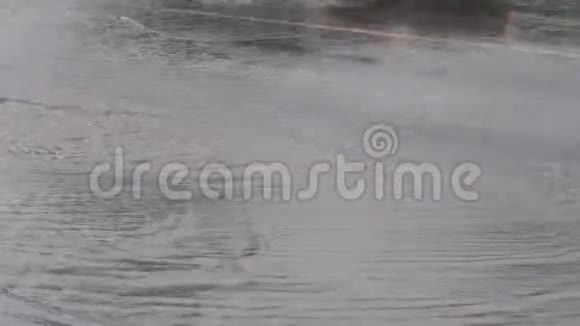 汽车在泥泞的水坑上行驶从车轮上溅起水花视频的预览图
