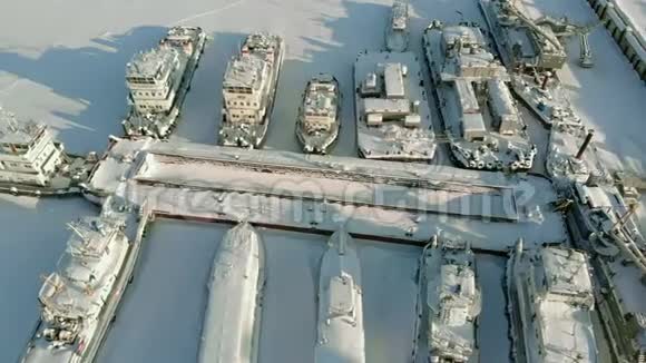 大型江船在冬季停车场船冻在冰里空中拍摄视频的预览图