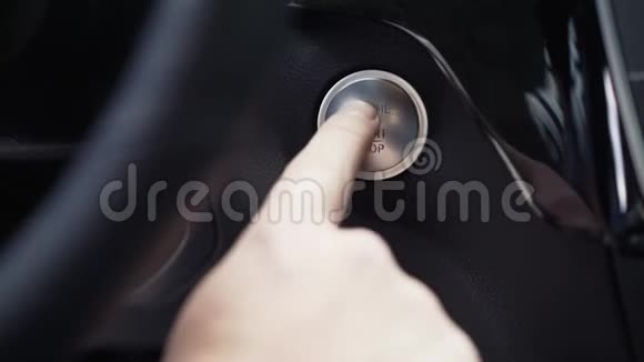 司机手按发动机启动停止按钮库存现代豪华交叉车内饰细节视频的预览图