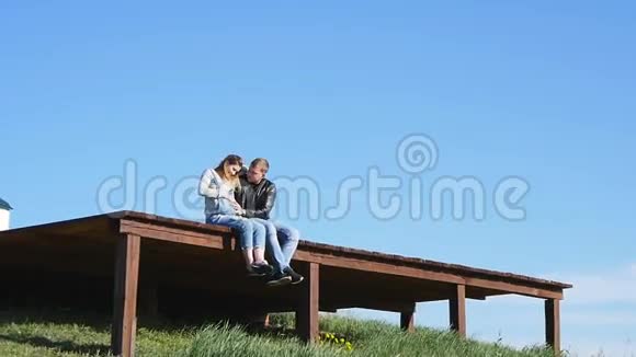 两个相爱的人坐在屋顶上视频的预览图