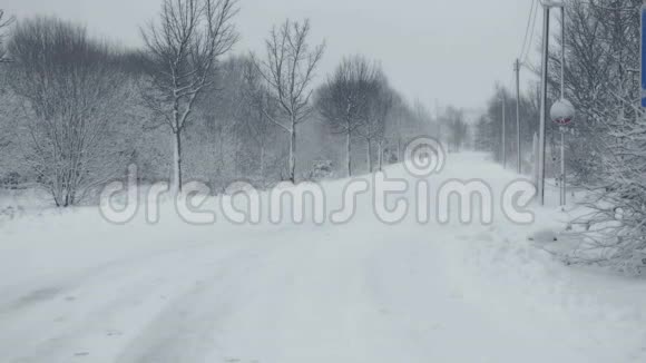 有小径的雪道冬天的风景飘落的雪覆盖着新鲜的粉末视频的预览图