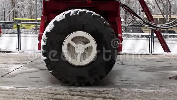 冬季在施工现场进行特殊运输的巨型吊车轮视频的预览图