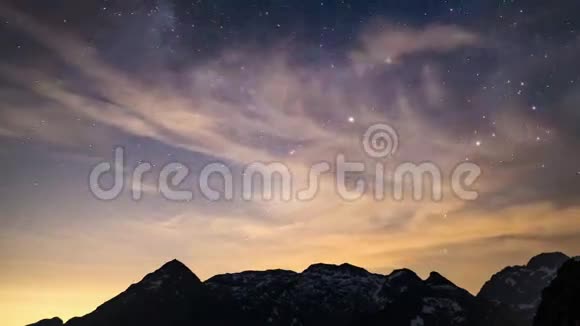 时间流逝的银河和星空旋转在雄伟的意大利阿尔卑斯山在夏季白雪皑皑的山峰视频的预览图