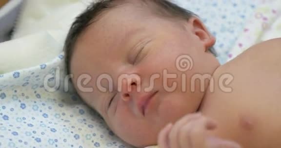 新生婴儿从梦中醒来视频的预览图