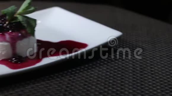 在一个白色的盘子上放着一个平底棉饼镜头从右边向左移动然后失去焦点视频的预览图