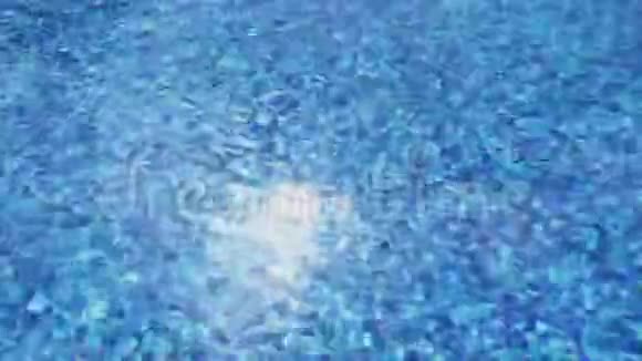 蓝水中的日光反射池面涟漪度假视频的预览图