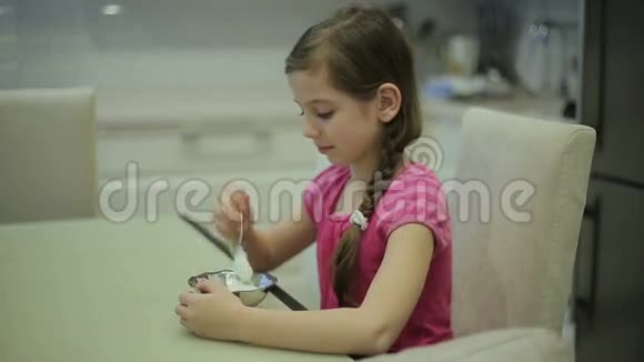 厨房里吃冰淇淋的女孩视频的预览图