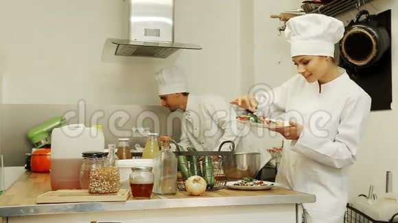 打扮成厨师的男人和女人准备食物视频的预览图