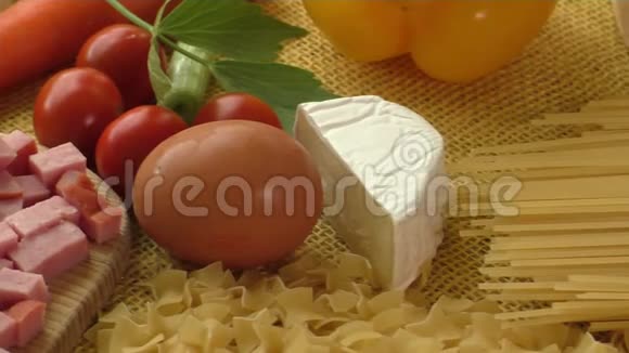 黄色背景的意大利面食火腿奶酪鸡蛋和蔬菜视频的预览图
