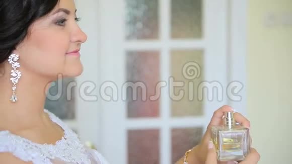 女人在脖子和身体上喷香水视频的预览图