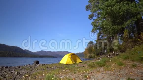 阿尔泰两个视频合一黄色帐篷在山湖畔花费视频的预览图