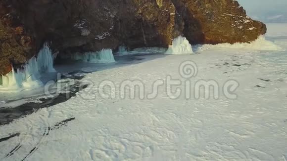 冬季小海贝加尔湖冰丘航拍视频的预览图