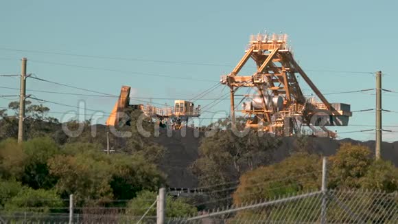 从储集场装载煤炭的煤仓机视频的预览图