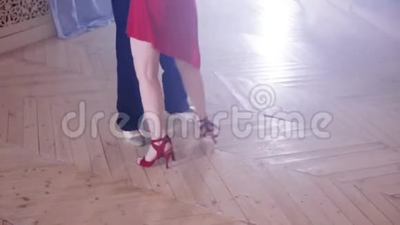 一对舞蹈拉丁舞的腿视频的预览图