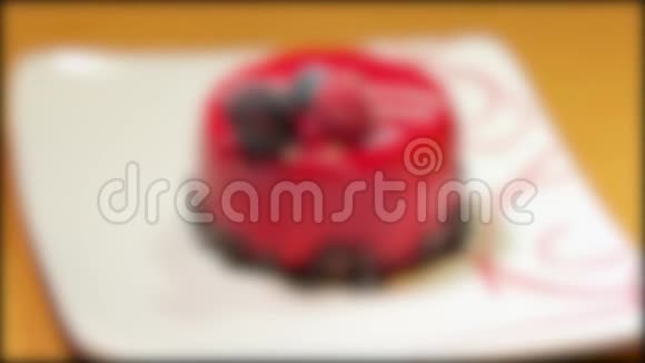 一个漂亮的红蛋糕镜头聚焦再次偏离焦点视频的预览图