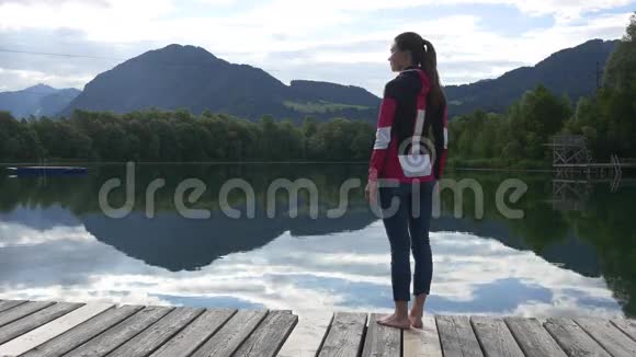 欣赏山湖美景的女人视频的预览图