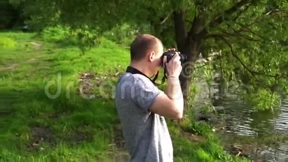 操作员用相机拍摄大自然的照片视频的预览图