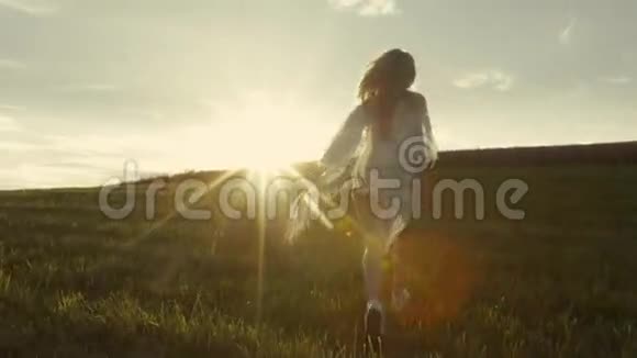 金发女孩在缓慢的运动中奔跑美丽的自然明亮的阳光视频的预览图