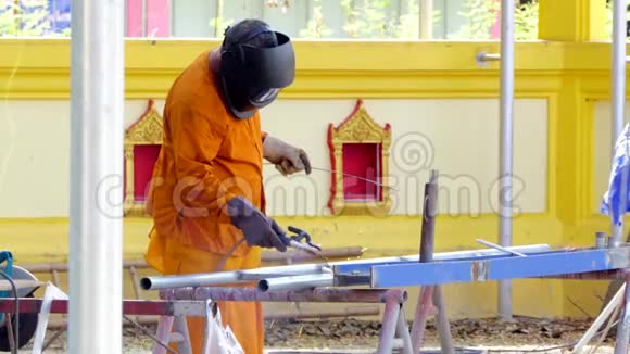 一名建筑工人焊接钢视频的预览图