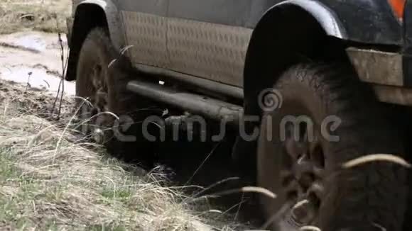 一滴一滴的豪华SUV慢慢地骑在山路上视频的预览图