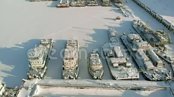 大型江船在冬季停车场船冻在冰里空中拍摄视频的预览图